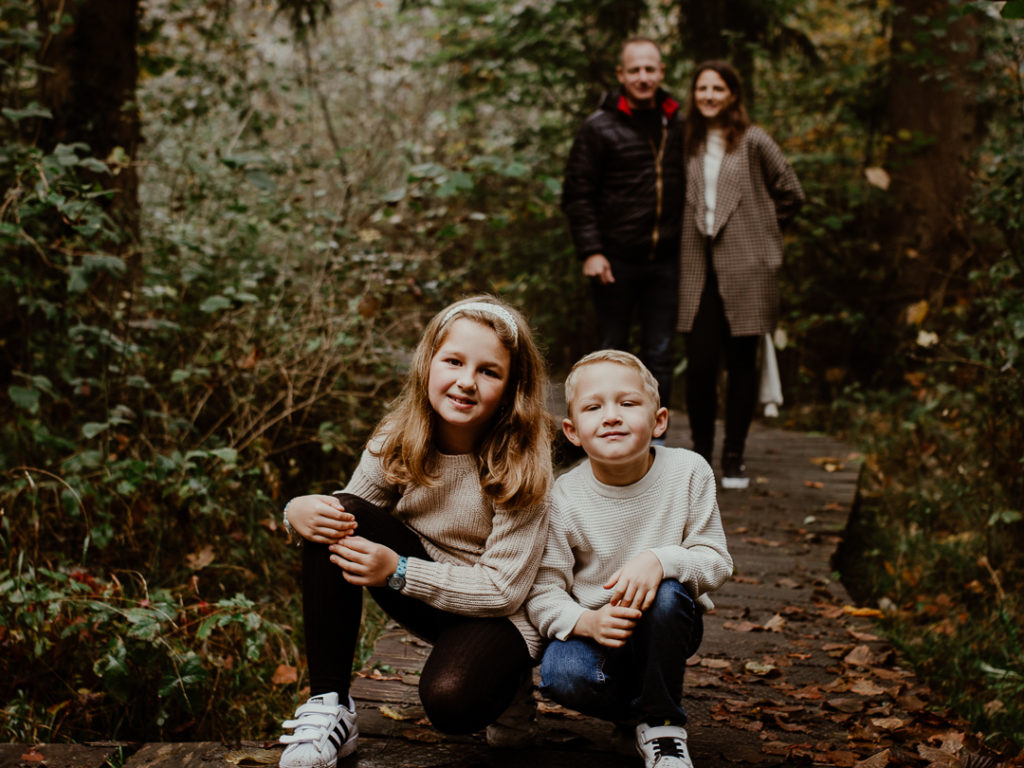 photographie d'une famille en forêt à Fribourg