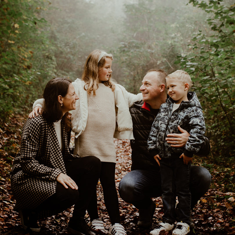 photographie d'une famille en forêt à Fribourg
